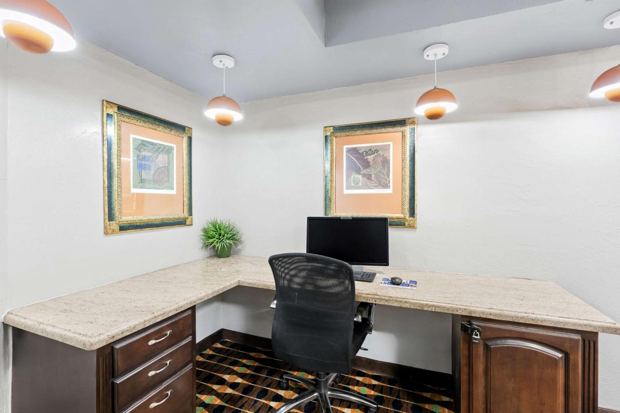 Surestay Plus Hotel By Best Western Lubbock Medical Center Экстерьер фото